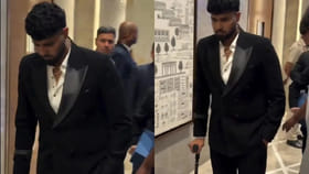 కర్రల సాయంతో నడుస్తున్న కేకేఆర్ స్టార్ బౌలర్