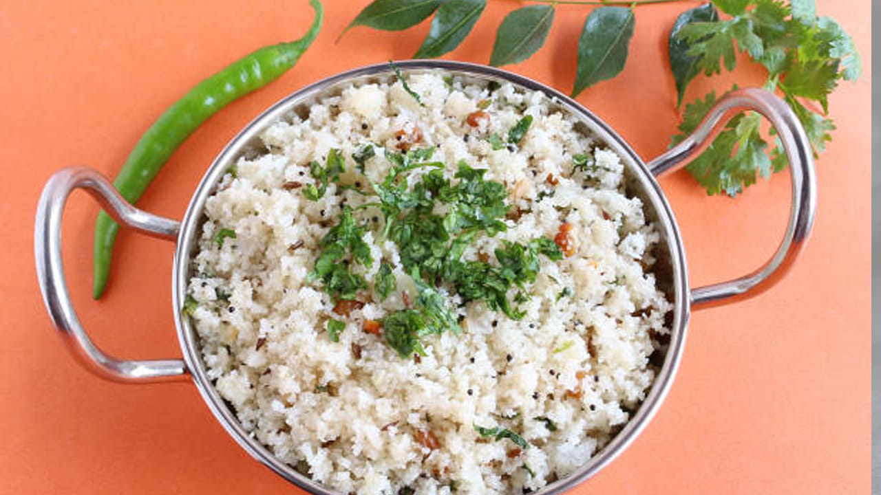 అవి బంగారు రంగు వచ్చిన తర్వాత అందులో పచ్చి కొబ్బరి తురుము వేసి, పచ్చి వాసన పోయేవరకు వేయించి పెట్టాలి.  తర్వాల ఇందులో నానబెట్టుకున్న అటుకలను వేసి మంచిగా కలిపుకోవాలి. 10 నిమిషాలు స్టవ్ పై అలానే ఉంచి, మంచిగా కలుపుకోవాలి. అంతే వేడి వేడి కొబ్బరి అటుకుల ఉప్మా రెడీ.