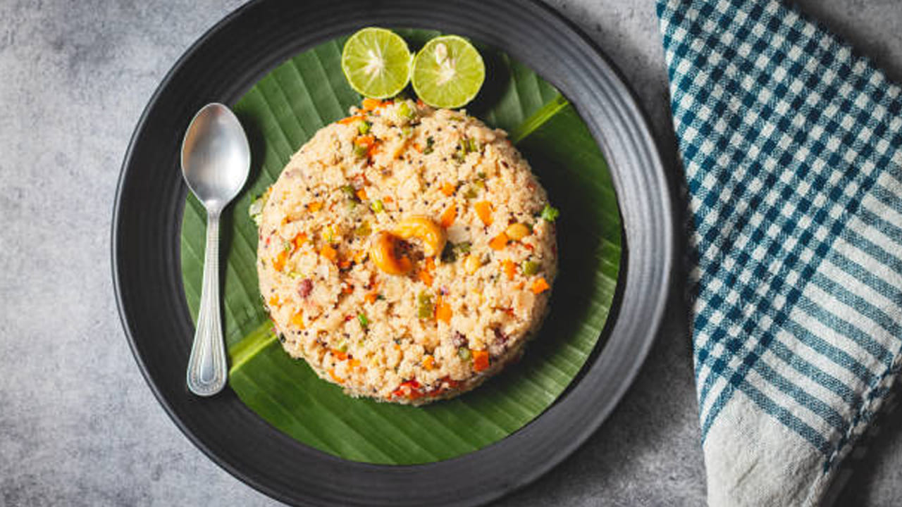 తయారీ విధానం : ముందుగా ఒక గిన్నె తీసుకొని అందులో అటుకులు వేసి మంచిగా కడిగిన తర్వాత మరికొన్ని శుభ్రమైన నీళ్లు పోసి, 10 నిమిషాల పాటు నానబెట్టాలి. తర్వాత పచ్చి కొబ్బరిని తురుమును పక్కన పెట్టుకోవాలి