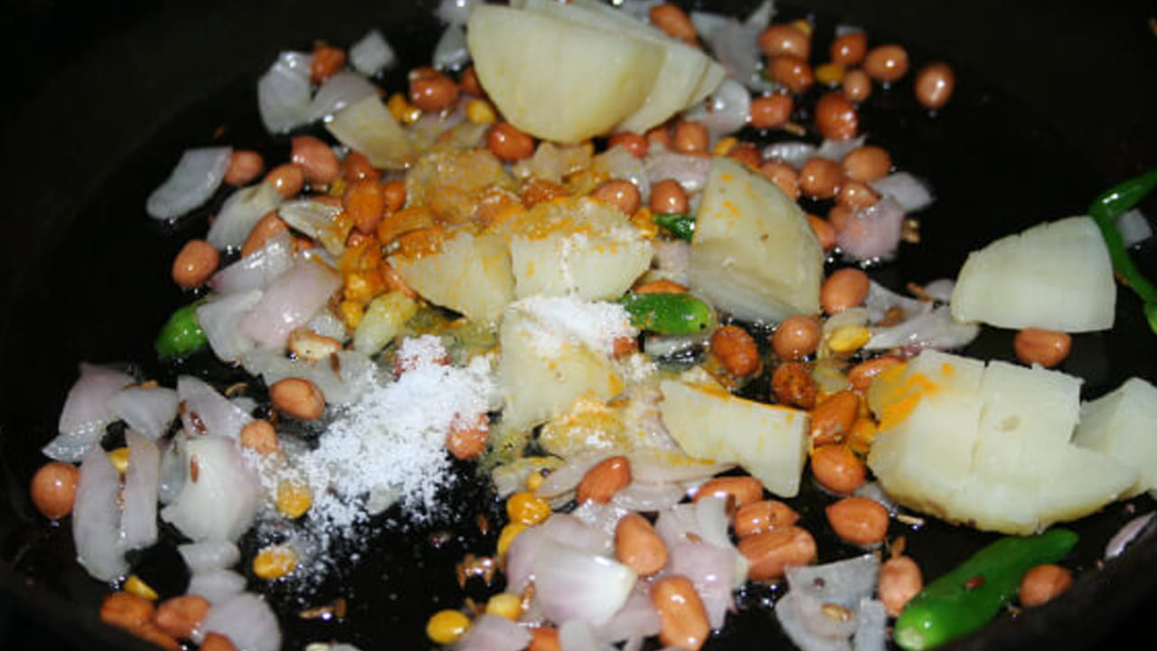 ఇప్పుడు స్టవ్ ఆన్ చేసి, పాన్ పెట్టి , నూనె పోయాలి. అందులో ఆవాలు, జీలకర్ర, మినపప్పు, పచ్చిశనగపప్పు, జీడిపప్పు, పల్లీలు, కరివేపాకు, ఇంగువ , ఎండు మిర్చీ, కొత్తిమీర, అల్లం తరుగు అన్నీ వేసి బ్రౌన్ కలర్ వచ్చే వరకు వేయించుకోవాలి.