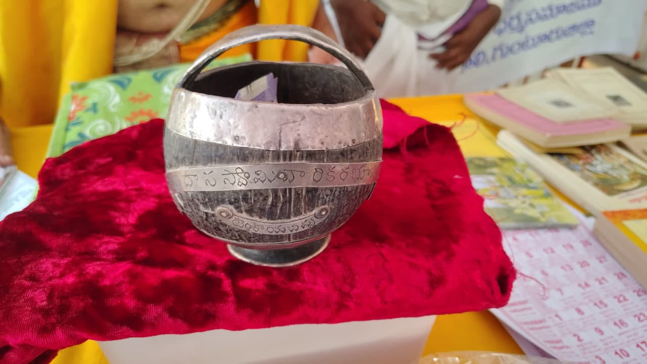 ఆంధ్ర వాల్మీకిగా వావిలకొలను సుబ్బారావుకు బిరుదు కూడా ఉంది. ప్రతి ఏటా శ్రీ కోదండ రామస్వామి ఆలయంలో కళ్యాణం జరిగే సమయంలో ఈ పీఠం నుంచి పట్టు వస్త్రాలు సమర్పించే వారంట అయితే ప్రస్తుతం ఆయనను ఇక్కడ మరిచారు. 