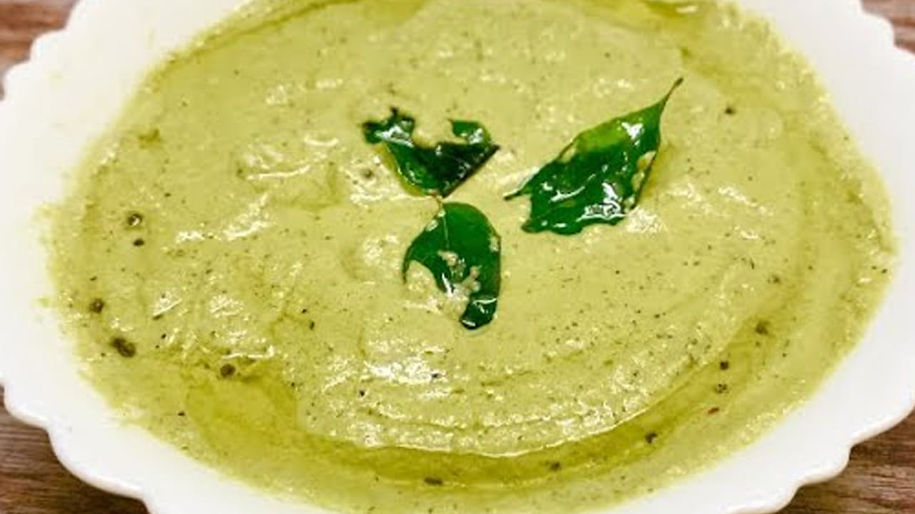 కావాల్సిన పదార్ధాలు :  150 గ్రాముల పచ్చి కొబ్బరి , 50 గ్రాముల పచ్చిమిర్చి, పెద్ద అల్లం ముక్కలు , 3 టేబుల్ స్పూన్ల శనగపప్పు పప్పు, నిమ్మకాయంత  చింతపండు, రుచికి తగినంత ఉప్పును తీసుకోవాలి.