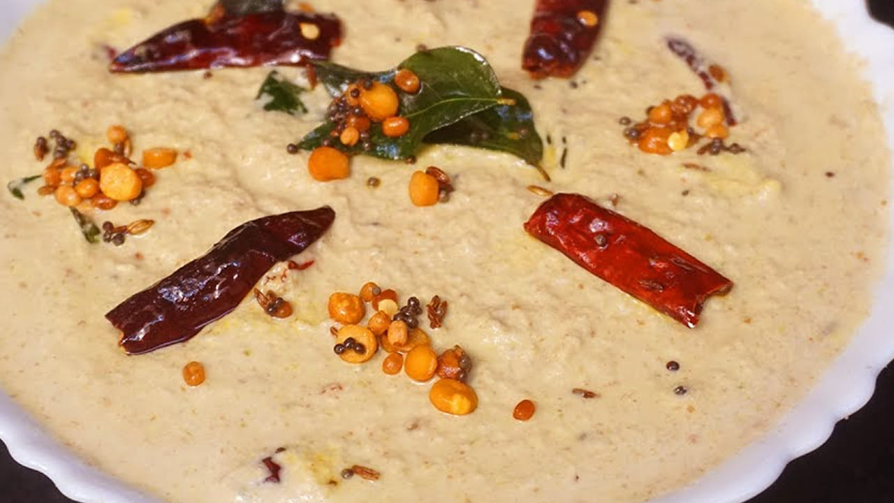 గ్యాస్ వెలిగించి పొయ్యి మీద పాన్ పెట్టి  ఆయిల్  వేసి అది వేడయ్యాక  అర టీ స్పూన్ ఆవాలు, కరివేపాకు ఆకులు , నాలుగు ఎండుమిర్చిని వేసి వాటిని బాగా వేయించాలి. ఈ వేడి పోపును  కొబ్బరి పచ్చడి మిశ్రమంలో చట్నీలో వేసి వాటిని మిక్స్ అయ్యేలా బాగా కలపాలి.
