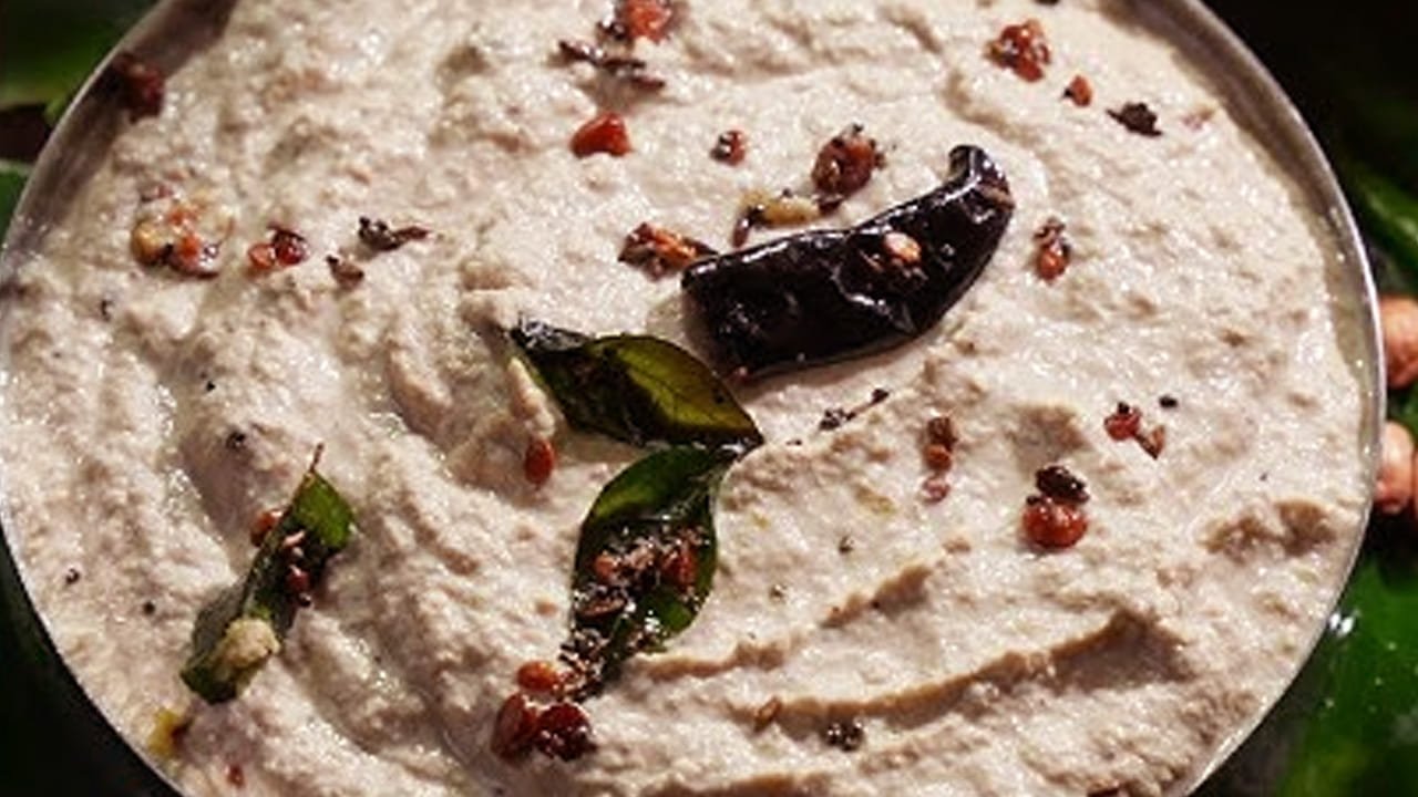 కొబ్బరి పచ్చడి మరింత టేస్టీగా ఉండాలంటే దానిలో  వెల్లుల్లి పేస్ట్,  పల్లీలు వేసుకుంటే నోటికి మంచి రుచి తగులుతుంది. గట్టి చట్నీ కాకుండా చిక్కగా రావాలంటే నీళ్లు కొంచం పోస్తే సరిపోతుంది. దీని వలన రెండు దోసెలు, రెండు ఇడ్లీలు తినే వాళ్ళు మూడు ప్లేట్స్ లాగిస్తారు.