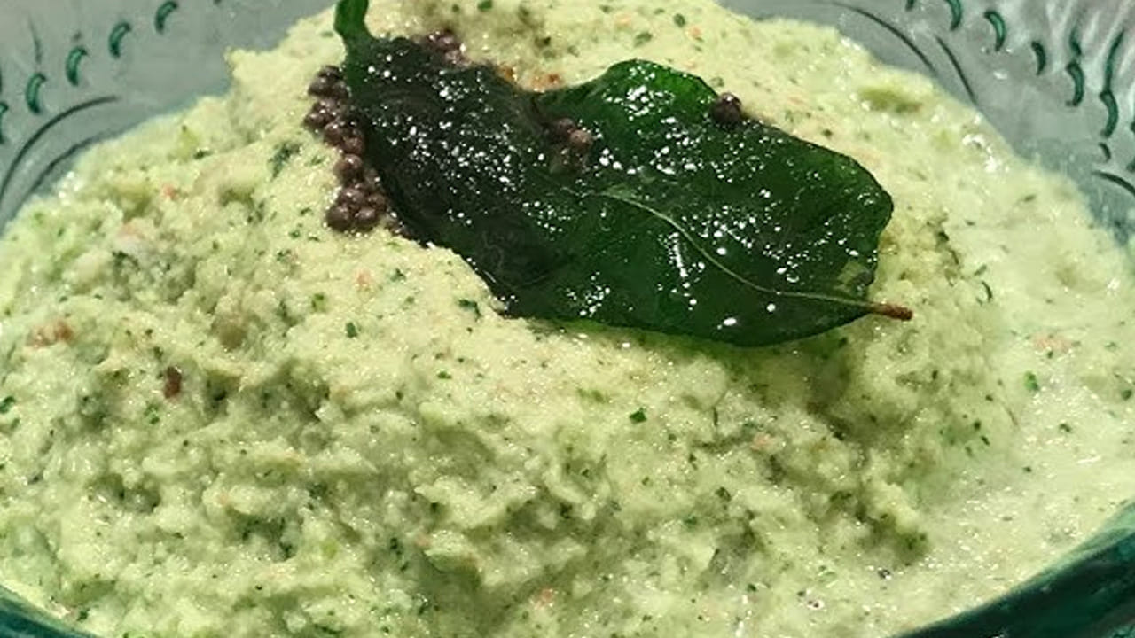 
పచ్చి కొబ్బరి చట్నీని పల్లెటూర్లలో బాగా చేసుకుని తింటారు. ఇది ఉప్మా, ఇడ్లీ, దోసల్లోకి అదిరిపోతుంది.పచ్చిమిర్చి, అల్లం, చింతపండును వాడి ఈ కొబ్బరి పచ్చడిని తయారు చేస్తారు. 