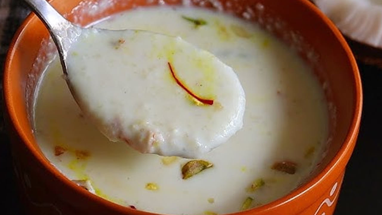 
స్టవ్ వెలిగించి ఒక పెద్ద పాత్ర పెట్టి   నాలుగు కప్పుల పాలు పోసి బాగా మరిగిన తర్వాత తురిమిన బెల్లం, ఒక టీ స్పూన్ యాలకుల పొడి వేసి స్టవ్ మీదే ఉంచి గరిటే తో మిక్స్ చేస్తూ తిప్పుతూ ఉండాలి.