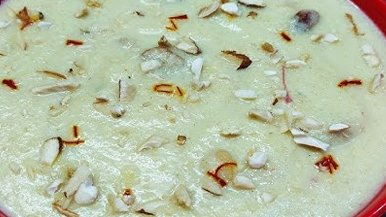 
పాలు మరిగిన తర్వాత,  ముందుగా కడిగి పెట్టుకున్న బియ్యం,  తురిమిన పచ్చి కొబ్బరి వేసి, సన్నని మంట మీద  ఉంచి  కలుపుతూ 15 నిమిషాల పాటు బాగా ఉడికించాలి. పచ్చి కొబ్బరి మెత్తగా అయ్యే వరకు  పొయ్యి మీదే అలాగే ఉంచండి.