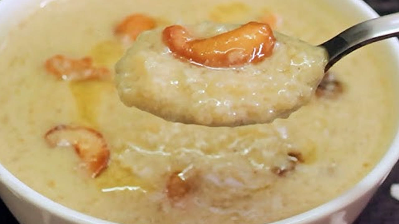 ముందుగా రెండు కొబ్బరికాయలను తీసుకుని బ్రేక్ చేసి దాని నుంచి పచ్చి కొబ్బరిని వేరు చేసి తురిమి ఒక గిన్నెలోకి తీసుకోవాలి.  ఆ తర్వాత బియ్యాన్ని తీసుకుని కడిగి ఒక ప్లేట్ లో  పెట్టుకోవాలి.  ఇప్పుడు  బెల్లాన్ని తీసుకుని సన్నగా తురిమి ఇంకో ప్లేట్ లోకి తీసుకోవాలి. 