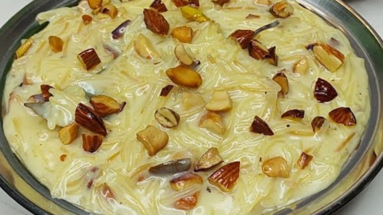 రెండో సారి స్టవ్ వెలిగించి పాన్ పెట్టి  రెండు టేబుల్ స్పూన్స్ నూనె వేసి అది కాగిన తర్వాత బాదం పప్పులు,  2 టేబుల్ స్పూన్స్ కిస్‌మిస్‌లను కూడా రంగు మారే వరకు బాగా వేయించి  ఈ మిశ్రమాన్ని పాయసంలో వేసి బాగా కలుపుకోవాలి. అంతే, వేడి వేడి పచ్చి కొబ్బరి పాయసం రెడీ.