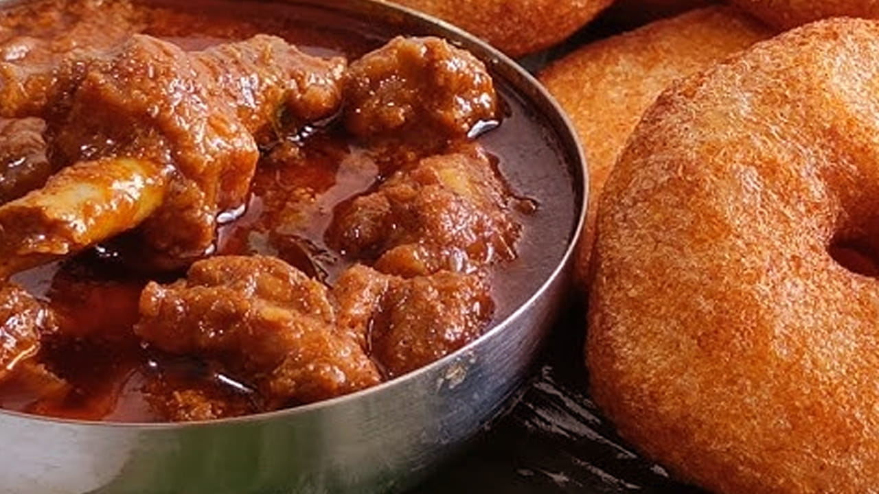 
ముందుగా మినపప్పును తీసుకుని మిక్సీలో మెత్తగా రుబ్బి, వాటిలో ఉల్లిపాయలు ముక్కలు, పచ్చిమిర్చి ముక్కలు, అల్లం పేస్ట్,  కరివేపాకు ఆకులు వేసి పాన్ లో ఎర్రగా అయ్యే వరకు వేయించాలి