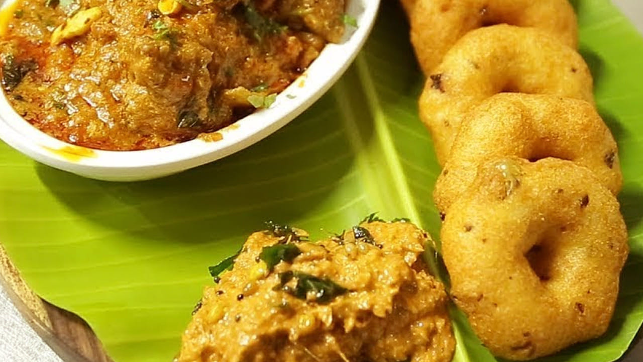 ఇక ఇప్పుడు కోడి మాంసాన్ని తీసుకుని దానికి  అల్లం వెల్లుల్లి పేస్ట్, రుచికి సరిపడా ఉప్పు, ఒక టేబుల్ స్పూన్ కారం, అర టీ స్పూన్  పసుపు వేసి పక్కన పెట్టుకోవాలి. దానిలో మసాలాలు వేసి గ్రేవీలా చేసుకుని పక్కన పెట్టుకోవాలి.  
