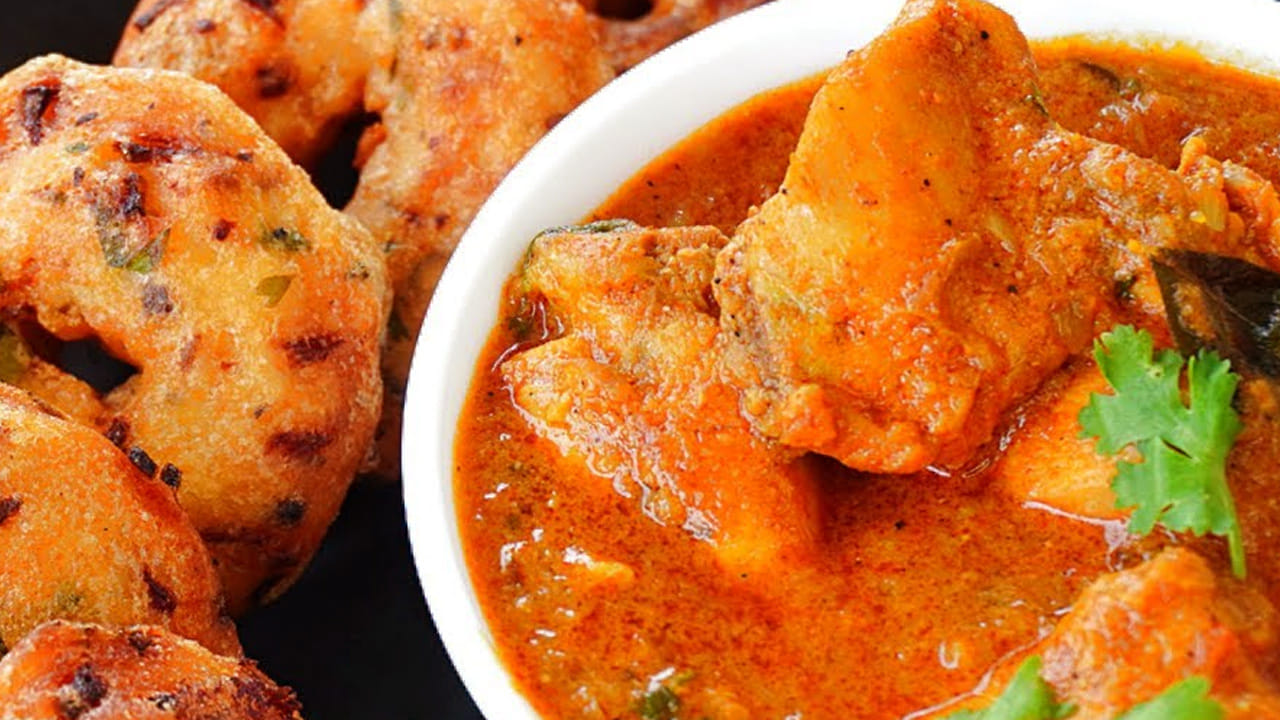 రెండు రెడీ అయ్యాక ఒక ప్లేట్ లో చికెన్ కర్రీ, గారెలు తీసుకుని తింటే టేస్ట్ అద్భుతంగా ఉంటుంది. మీరు కూడా ఇంట్లో ఒకసారి ట్రై చేయండి. 