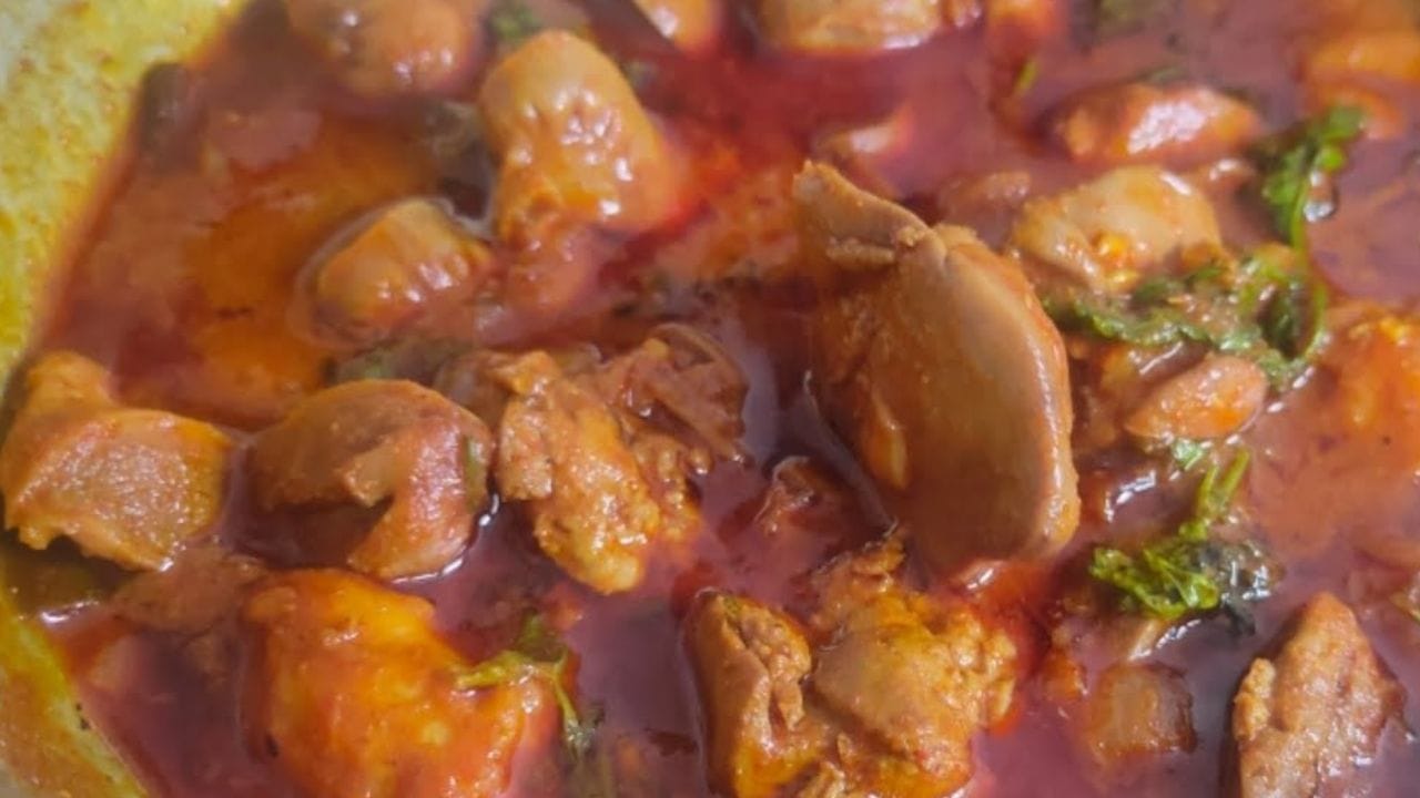 కోడి లివర్ ముక్కలు బాగా ఉడికిన తర్వాత ఒక టేబుల్ స్పూన్ కారం, అర టేబుల్ స్పూన్ పసుపు, ఒక టేబుల్ స్పూన్ మసాలా పొడి, రుచికి తగినంత ఉప్పు వేసి వాటిని బాగా కలపాలి.