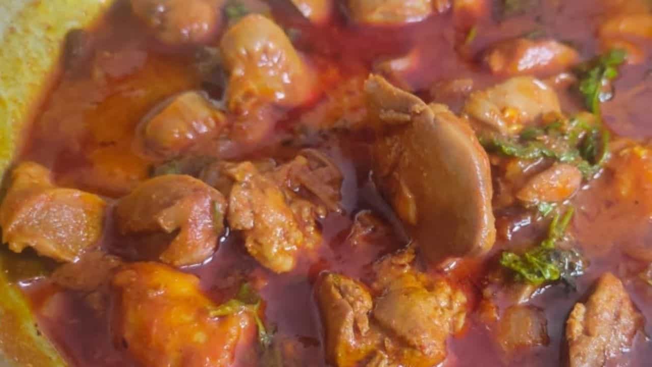
కోడి లివర్ ముక్కలు బాగా ఉడికిన తర్వాత ఒక టేబుల్ స్పూన్ కారం, అర టేబుల్ స్పూన్ పసుపు, ఒక టేబుల్ స్పూన్ మసాలా పొడి, రుచికి తగినంత ఉప్పు వేసి వాటిని బాగా కలపాలి. 
