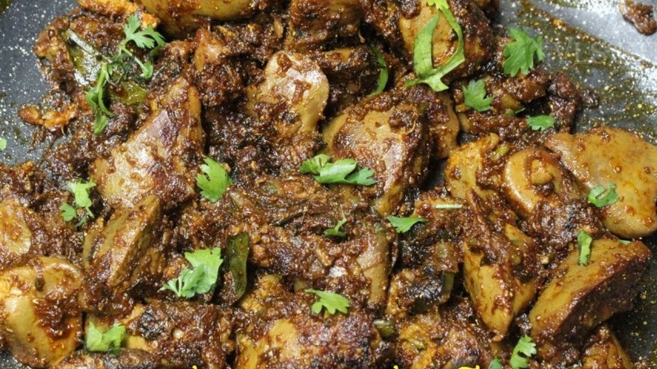 ఇక ఇప్పుడు ఒక కప్పు ఉల్లిపాయలు ముక్కలు వేసి వేసి బంగారు రంగులోకి మారే వరకు వాటిని బాగా వేయించాలి. ఇక ఇప్పుడు ఒక టీ స్పూన్ అల్లం వెల్లుల్లి, టమాటా ముక్కలు వేసి వాటిని మెత్తగా అయ్యేదాక బాగా ఉడికించాలి.