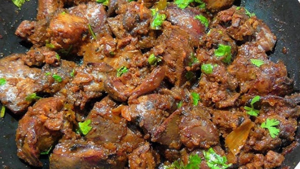 కావాల్సిన పదార్దాలు : 250 గ్రాముల కోడి లివర్, రెండు కప్పుల ఉల్లిపాయలు, నాలుగు టమాటాలు, పచ్చిమిర్చి, ఒక టేబుల్ స్పూన్ అల్లం వెల్లుల్లి పేస్ట్, ఒక టేబుల్ స్పూన్ కారం, అర టీ స్పూన్ పసుపు, ఒక టేబుల్ ధనియాల పొడి, అర టీ స్పూన్ గరం మసాలా పొడి, రుచికి తగినంత ఉప్పు, కరివేపాకు ఆకులు, కొత్తిమీరను తీసుకోవాలి.