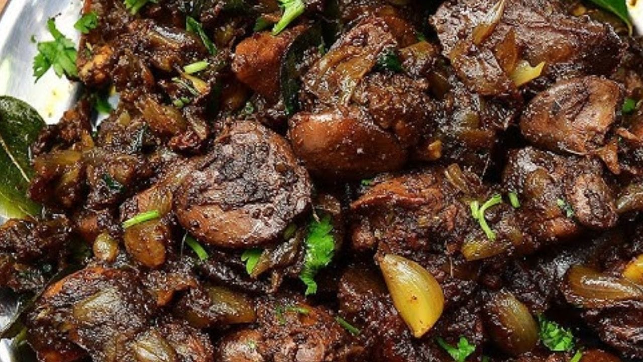 ఇక ఇప్పుడు ముందుగా రెడీ చేసి పెట్టుకున్న కోడి లివర్ ముక్కలు దానిలో కలిపి 20 నిమిషాల పాటు బాగా ఉడికించాలి. ఆ తర్వాత చివర్లో మసాలా పొడి , అర కట్ట కొత్తిమీర కూరలో చల్లి స్టవ్ ఆఫ్ చేసి కిందకు దించేయడమే.