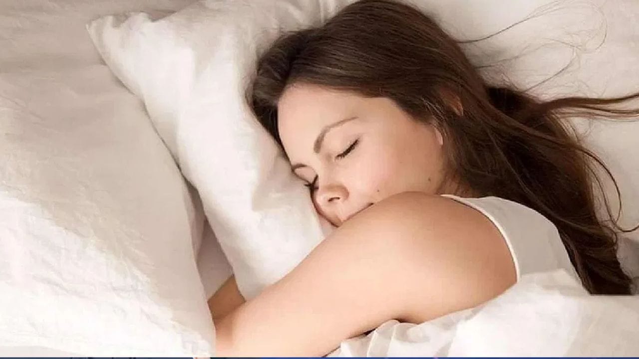 సరైన నిద్ర: చర్మ సంరక్షణలో నిద్ర చాలా ముఖ్యమైన పాత్ర పోషిస్తుంది. మీ చర్మం ఆరోగ్యంగా ఉండాలంటే మీరు రోజుకు కనీసం 7 నుండి 8 గంటల పాటు గాఢ నిద్ర పొందడం చాలా అవసరం. నిద్రలోనే మన చర్మ కణాలు తమను తాము పునరుద్ధరించుకుంటాయి. తగినంత నిద్ర లేకపోవడం వల్ల కళ్ళ కింద నల్లటి వలయాలు, ముఖంపై అలసిపోయినట్లు కనిపిస్తుంది. అలాగే, ధ్యానం లేదా యోగా సాధన చేయడం ద్వారా ఒత్తిడిని తగ్గించడం వల్ల చర్మ ఆరోగ్యాన్ని కూడా మెరుగుపరుస్తుంది.