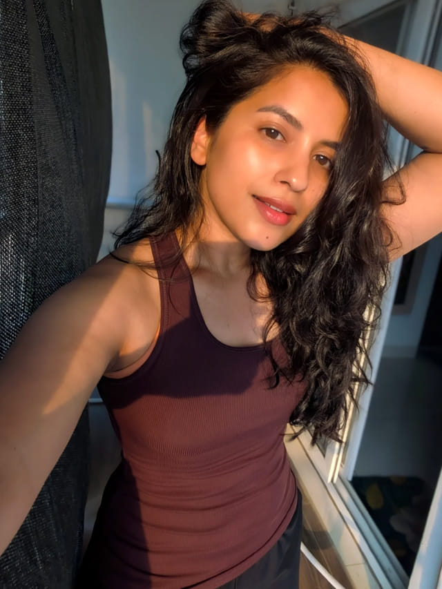 కవ్విస్తున్న కోమలి ప్రసాద్.. అమ్మడి ఫోటోలు అదుర్స్