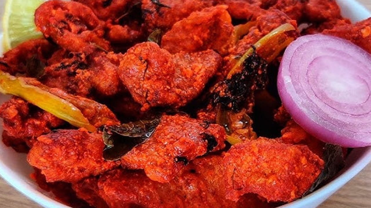 ఆ తర్వాత ఈ ముక్కలకు ఒక టేబుల్ స్పూన్ అల్లం-వెల్లుల్లి పేస్ట్, ఒక టేబుల్ స్పూన్ పసుపు, రుచికి తగినంత ఉప్పు వేసి పక్కన పెట్టుకోండి. 