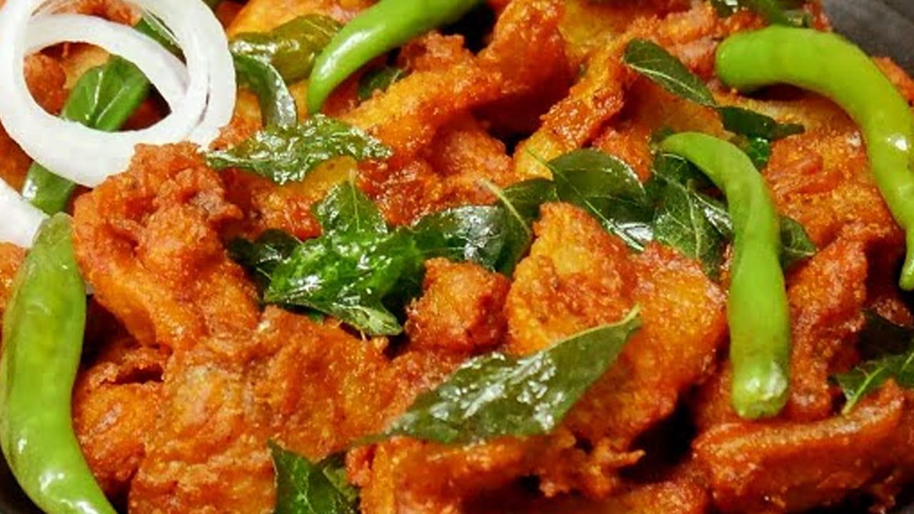 మ్యారీనేట్ చేసిన  చేప ముక్కలను తీసుకుని వీటికి కొద్దిగా కారం, ఒక టేబుల్  స్పూన్ మసాలా, అర టీ స్పూన్ ధనియాల పొడి,  నిమ్మరసం వేసి బాగా మిక్స్ కలుపుకోవాలి. ఇప్పుడు  ఒక పాత్ర తీసుకునివాటిలో  ఎండు చేప ముక్కలు, శనగపిండి, కరివేపాకు , కొంచం నీళ్ళు పోసి   బాగా మిక్స్ అయ్యేలా కలుపుకోవాలి.  