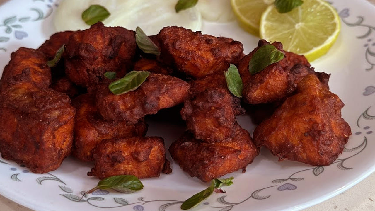 మొత్తం రెడీ చేసుకున్న తర్వాత స్టవ్ వెలిగించి పొయ్యి మీద పాన్ పెట్టి ఆయిల్ వేసి, శనగ పిండి పట్టించిన చేప ముక్కలను తీసుకుని ఆయిల్ లి వేసి బ్రౌన్ కలర్ లోకి మారే వరకు బాగా వేయించుకోవాలి.