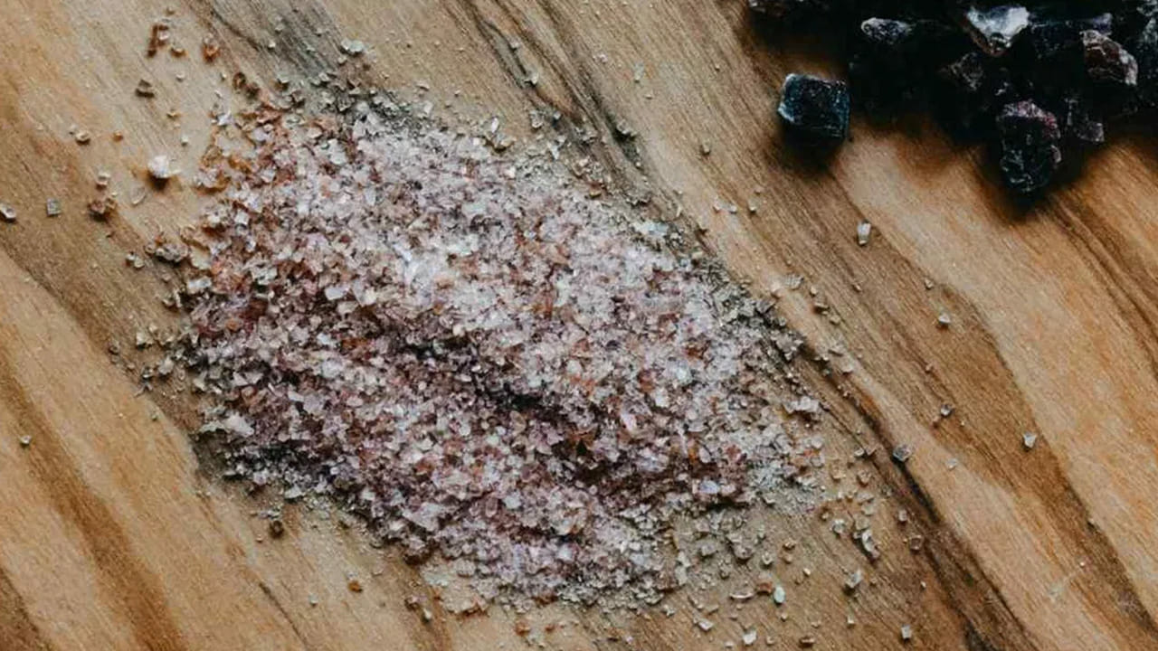 ఈ కొరియన్ వెదురు ఉప్పును పెద్ద పెద్ద వెదురు డబ్బాలలో నింపి, మట్టితో కప్పేసి, వాటిని ఇనుప కొలిమిలో కాల్చి, నిప్పులో బాగా వేయిస్తారు దేవదారు చెట్టు కట్టెలతో బట్టీ చేసి వాటిని బాగా కాల్చుతారు.