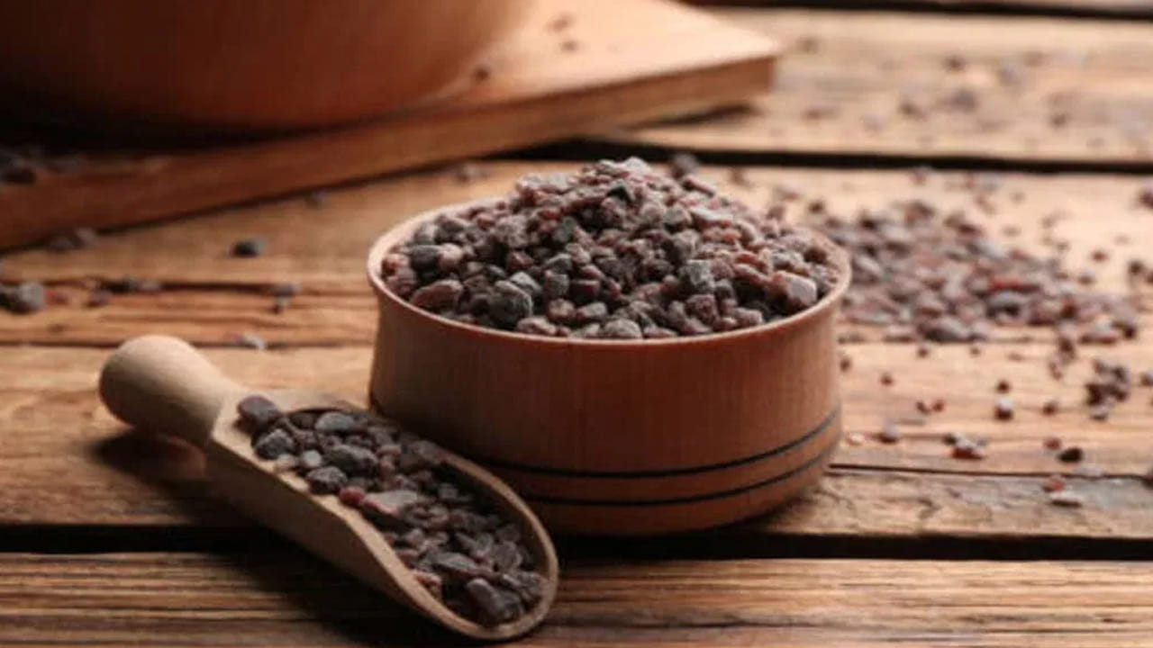 కాల్చిన తర్వాత ఈ ఉప్పు గట్టి పడుతుంది. ఇలా ఒకదాని తర్వాత ఒకటి తీసి ఉప్పును నిండుగా నింపి బాగా కాల్చుతారు. ఇలా తొమ్మిది సార్లు బాగా కాలిస్తే కానీ ఈ ఉప్పు తయారవుతుంది. అందుకే, ఈ ఉప్పు అంత ఖరీదైనదిగా మారింది