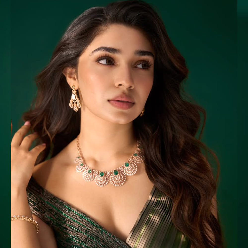 చిన్నతనం కృతి శెట్టి ఐడియా, షాపర్స్ స్టాప్, పార్లే, లైఫ్‌బాయ్ వంటి పలు బ్రాండ్‌ల వాణిజ్య ప్రకటనల్లో నటించింది. ఇక ఈ ముద్దుగుమ్మ తన కెరీర్ ను చైల్డ్ ఆర్టిస్ట్ గా ఇండస్ట్రీకి పరిచయం అయ్యింది. కృతి 2019లో హిందీ చిత్రం సూపర్ 30లో చిన్న పాత్రతో సినీ రంగంలోకి అడుగుపెట్టింది.