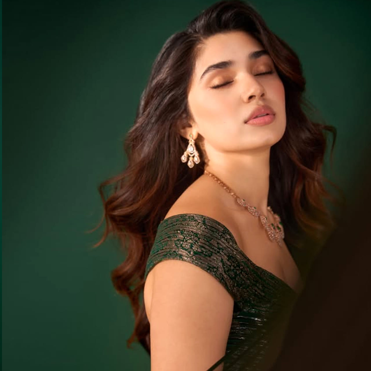 కృతి శెట్టి. ఈ చిన్నది తెలుగు, తమిళ సినిమాల్లో పని చేస్తూ బిజీగా ఉంటుంది. ఈ ముద్దుగుమ్మ 2003 సెప్టెంబరు 21న కర్ణాటకలోని మంగళూరులో జన్మించింది, ముంబైలో పెరిగింది. ఆమె తండ్రి కృష్ణ శెట్టి వ్యాపారవేత్త, తల్లి నీతి శెట్టి ఫ్యాషన్ డిజైనర్.