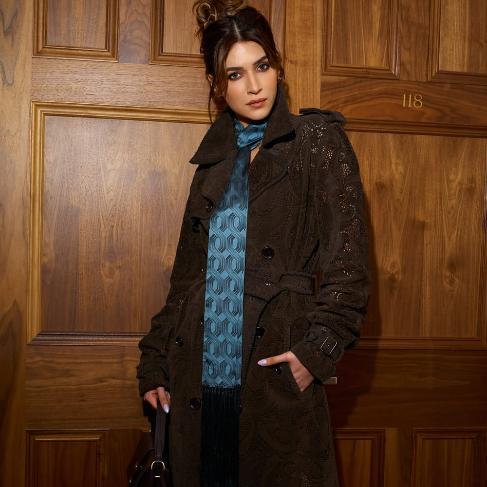 బాలీవుడ్ బ్యూటీ కృతి సనన్ గురించి చెప్పక్కర్లేదు. ఇప్పుడు హిందీలో సెటిల్ అయిన భామ.. ముందుగా తెలుగులోనే నటించింది. మహేష్ బాబు, సుకుమార్ కాంబోలో వచ్చిన 1 నేనొక్కడినే చిత్రంతో నటిగా తెరంగేట్రం చేసింది. ఆ సినిమా పెద్దగా ప్రేక్షకులను ఆకట్టుకోలేకపోయింది.