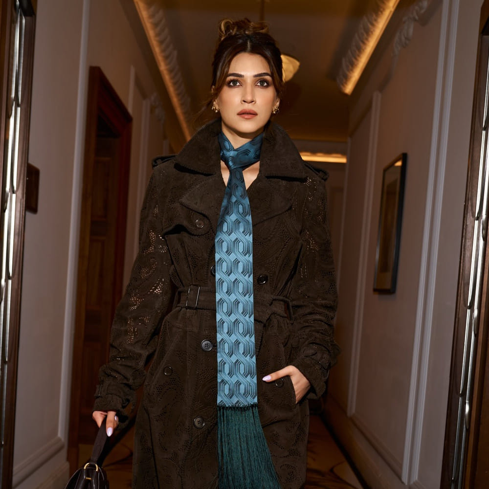 ఆతర్వాత నాగచైతన్యతో కలిసి దోచేయ్ అనే సినిమా చేసింది. ఈ సినిమా డిజాస్టర్ అవ్వడంతో బాలీవుడ్ షిఫ్ట్ అయ్యి అక్కడే వరుస సినిమాల్లో నటిస్తుంది. మొన్నామధ్య ప్రభాస్ తో కలిసి ఆదిపురుష్ అనే సినిమా చేసింది. రామాయణం నేపథ్యంలో వచ్చిన ఈ సినిమా డబుల్ డిజాస్టర్ అయ్యింది. ఇక ఇప్పుడు ఈ అమ్మడికి సుకుమార్ ఛాన్స్ ఇచ్చారని తెలుస్తుంది. సుకుమార్, రామ్ చరణ్ కాంబినేషన్‌లో రాబోతున్న సినిమాలో కృతి సనన్ హీరోయిన్ గా నటిస్తుందని టాక్ వినిపిస్తుంది.  