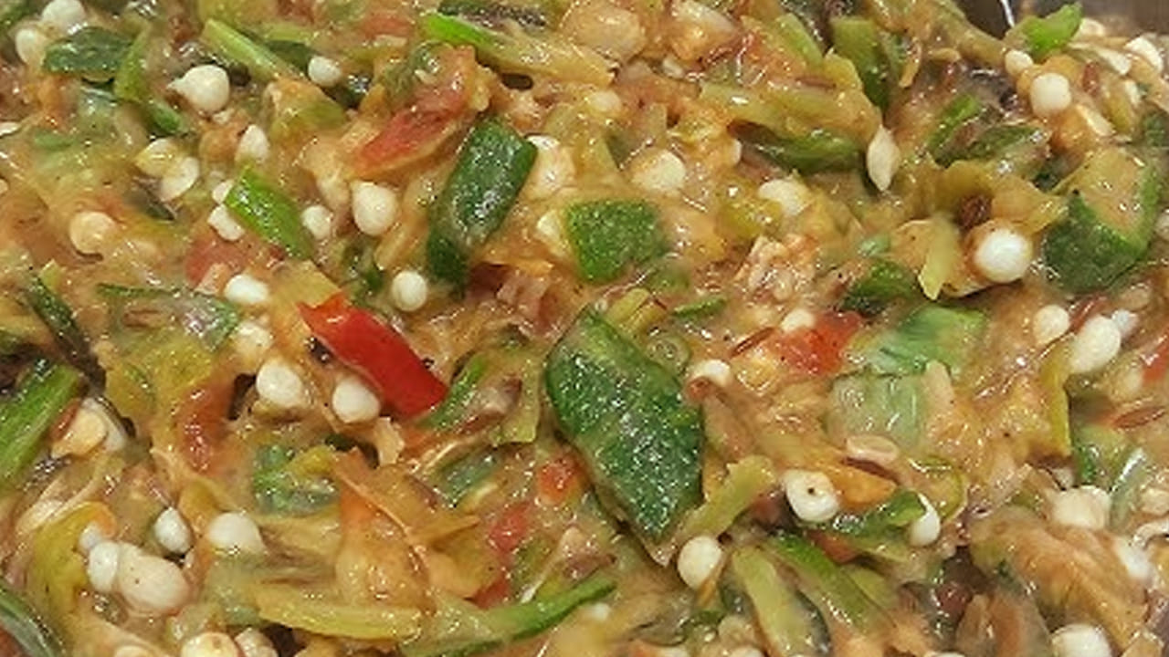  ఇక ఇప్పుడు రొటీలో బెండకాయ ముక్కలు, టమాటా ముక్కలు వేసి బాగా దంచుకోవాలి. ఆ తర్వాత వెల్లుల్లి, జీలకర్ర, ఉప్పును వేసి, బెండకాయను టమాటో ముక్కలు వేసి దానిని బాగా రుబ్బుకోవాలి.