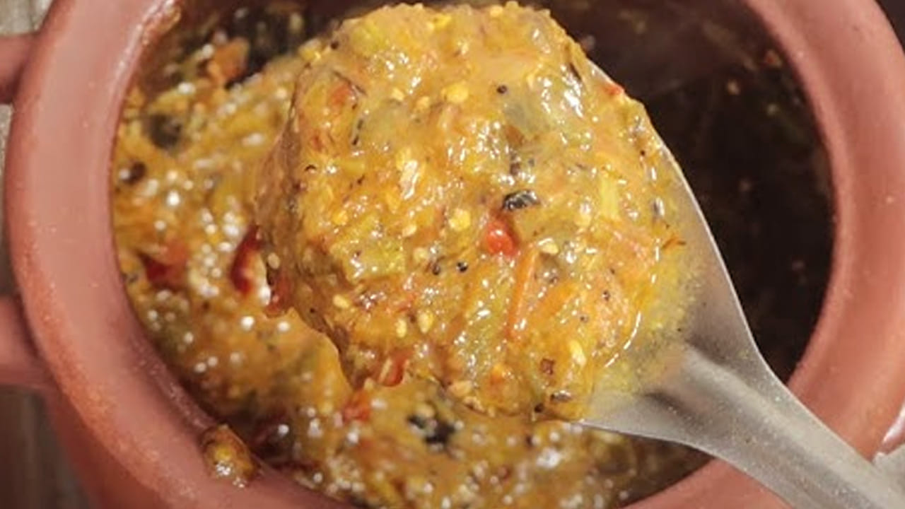 ఇక ఇప్పుడు తాలింపు పెట్టడానికి స్టవ్ వెలిగించి పాన్ లో ఆయిల్ వేసి దానిలో ఆవాలు, పచ్చి శనగపప్పు,  ఎండుమిర్చి, కరివేపాకు వేసి పోపు వెయ్యాలి. 