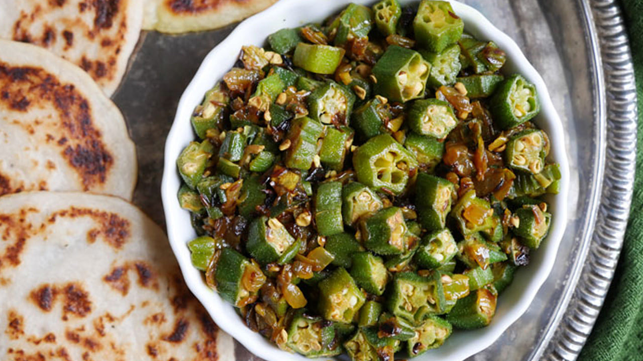 ఆమ్చూర్ లేదా వినెగార్: మీరు పులుపు ఇష్టపడే వారైతే, వంట చివరలో కొంచెం ఆమ్చూర్ (మామిడికాయ పొడి) లేదా కొద్దిగా వినెగార్ కలిపితే జిగురు మాయమైపోతుంది. మసాలాలు కలపడానికి ముందే బెండకాయ ముక్కలను విడిగా కొంచెం నూనెలో 5 నిమిషాల పాటు వేయించి పక్కన పెట్టుకోవడం వల్ల కూడా జిగురు తగ్గుతుంది. ఈ చిన్న చిట్కాలను పాటిస్తే మీ బెండకాయ వేపుడు హోటల్ స్టైల్‌లో పొడిపొడిగా, ఎంతో రుచిగా వస్తుంది.