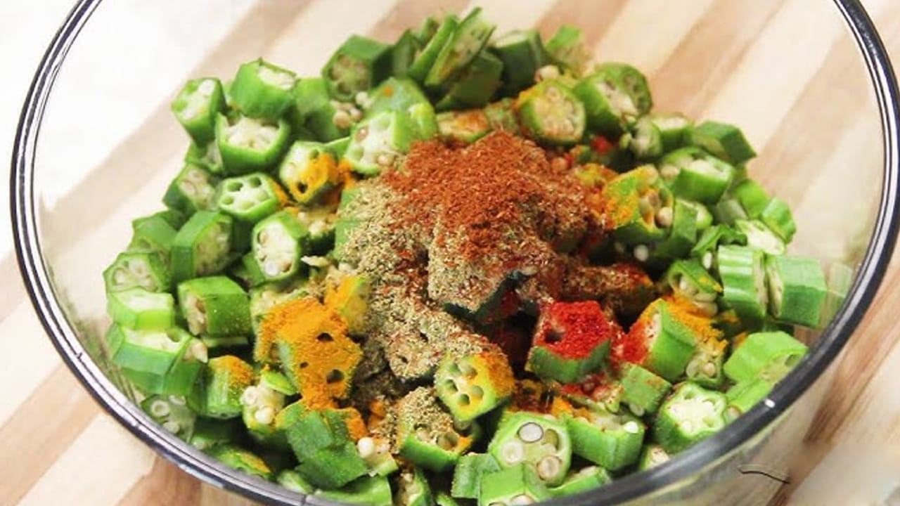 మూత పెట్టకండి: బెండకాయ కూర వండేటప్పుడు బాణలిపై మూత పెట్టకూడదు. మూత పెడితే ఆవిరి నీరుగా మారి కూరలో పడుతుంది. దీనివల్ల ముక్కలు మెత్తబడి జిగురుగా తయారవుతాయి. కాబట్టి మూత తీసే ఉడికించాలి. బాణలిలో బెండకాయలు వేసిన తర్వాత మాటిమాటికీ గరిటెతో తిప్పకూడదు. ఎక్కువ కలిపితే ముక్కలు విరిగి లోపల ఉన్న విత్తనాలు, జిగురు బయటకు వస్తాయి.