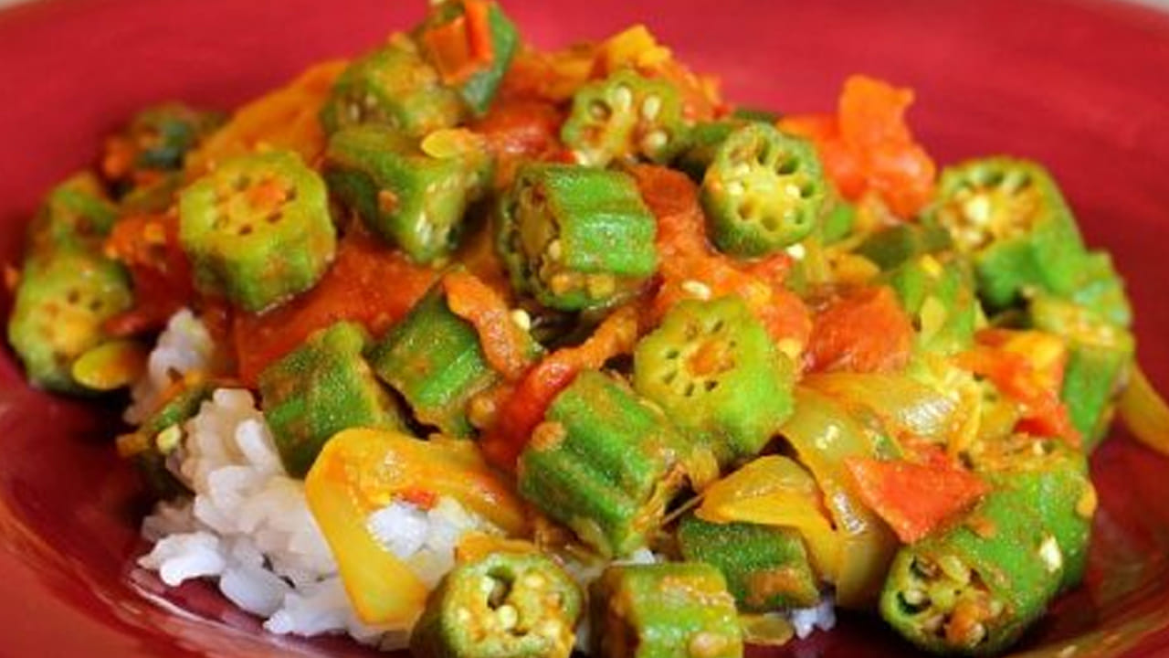 ఉప్పు చివరలో వేయండి: చాలా మంది కూర వండటం మొదలుపెట్టినప్పుడే ఉప్పు వేస్తారు. కానీ బెండకాయ విషయంలో ఉప్పు వేస్తే అది తేమను విడుదల చేసి మరింత జిగురుగా మారుతుంది. అందుకే కూర దాదాపు 90శాతం ఉడికిన తర్వాతే ఉప్పు వేయాలి. బాణలి నిండా ముక్కలు వేసి ఉడికించకండి (Overcrowding). ముక్కల మధ్య గాలి ఆడేలా ఉంటే అవి ఆవిరి వల్ల మెత్తబడవు. తక్కువ పరిమాణంలో వేయించడం వల్ల ముక్కలు కరకరలాడుతాయి.