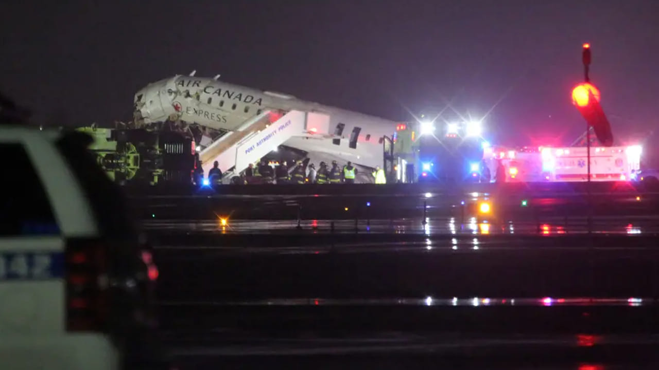 న్యూయార్క్లోని లాగార్డియా ఎయిర్పోర్ట్లో ప్రమాదం