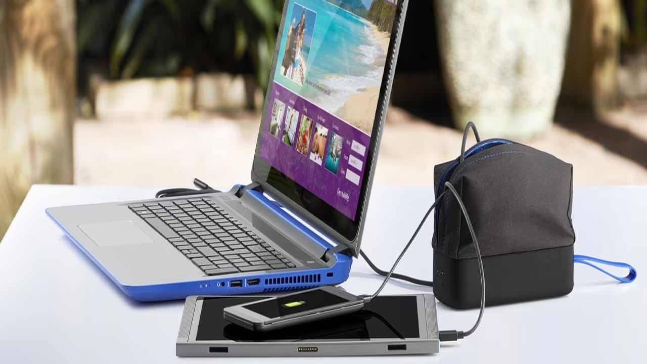 మృదువైన ఉపరితలాలపై ఛార్జింగ్ చేయవద్దు.. చాలా మంది ఛార్జింగ్ చేసేటప్పుడు తమ ల్యాప్టాప్ను మంచం మీద లేదా దిండు మీద పెడతారు, కానీ అలా చేయడం వల్ల వెంట్లు మూసుకుపోయి, వేడి లోపలే బంధించబడుతుంది. త్వరలోనే, మదర్బోర్డ్ వంటి ముఖ్యమైన భాగాలు దెబ్బతినే అవకాశం ఉంది. మీ ల్యాప్టాప్ను టేబుల్ లేదా డెస్క్ వంటి గట్టి, చదునైన ఉపరితలంపై పెట్టండి.