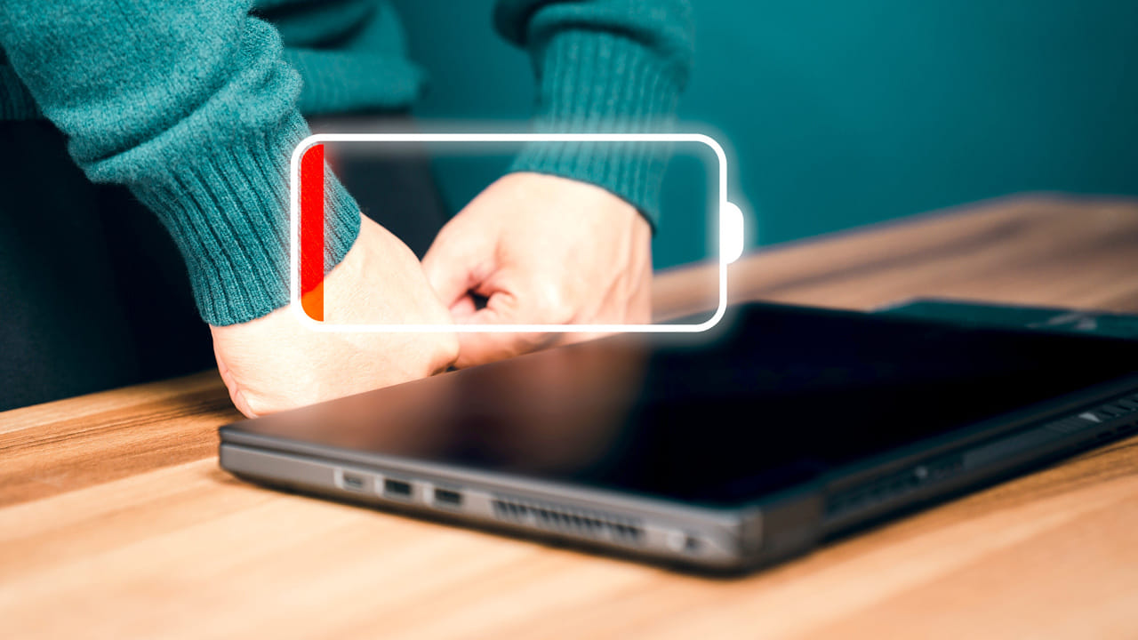 రాత్రంతా ఛార్జింగ్ పెట్టకండి.. ఇప్పుడు చాలా ల్యాప్టాప్లు ఓవర్ఛార్జ్ ప్రొటెక్షన్తో వస్తున్నాయి, కానీ మీ ల్యాప్టాప్ను రాత్రంతా ప్లగ్ చేసి ఉంచడం వల్ల బ్యాటరీ ఇంకా వేగంగా అయిపోతుంది. బ్యాటరీ 80–90 శాతం ఛార్జ్ అయినట్లు కనిపించిన వెంటనే, దాన్ని అన్ప్లగ్ చేయండి.