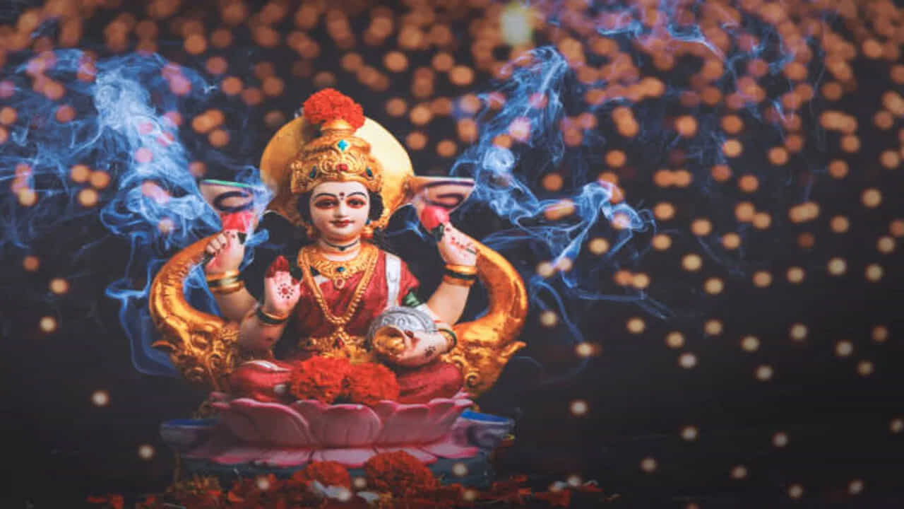 ధనధాన్య వృద్ధి: ఈ పంచమి రోజున పేదలకు బియ్యం దానం చేస్తే సంవత్సరం అంతా ధనధాన్యాలకు కొరత ఏర్పడదు.
గోమాత పూజ: గోమాతలో లక్ష్మీదేవి నివసిస్తుంది కాబట్టి, గోవుకు పచ్చిగడ్డి తినిపించి నమస్కారం చేసుకుంటే లక్ష్మీదేవి కోరిన వరాలను ప్రసాదిస్తుంది.
కొత్త కొనుగోళ్లు: పిసిరంత బంగారం లేదా వెండి కొనుగోలు చేయడం, కొత్త వ్యాపారాలు ప్రారంభించడం, అక్షరాభ్యాసం, కొత్త వాహనాలు కొనుగోలు చేయడం, గృహప్రవేశాలు చేయడం శుభప్రదం.