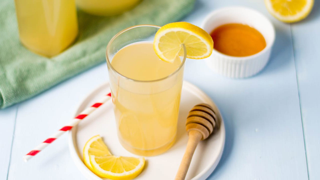 మజ్జిగ, లస్సీ, కొబ్బరి నీళ్లు, బార్లీ నీళ్లు వంటి పానీయాలు శరీరంలో నీటి శాతం తగ్గకుండా చూస్తాయి. ఎండాకాలంలో నిమ్మరసం కూడా తీసుకోవడం ఉత్తమం.. తాజాదనాన్ని అందించడంతోపాటు.. డీహైడ్రేషన్ నుంచి రక్షిస్తుంది. వరి, బాస్మతి బియ్యం, బార్లీ, రాగులు వంటి త్వరగా జీర్ణమయ్యే ధాన్యాలు తీసుకోవాలి. మాంసాహారంలో మంచి నీటి చేపలు, రొయ్యలు, పౌల్ట్రీ చికెన్ ఎంచుకోవచ్చు. 