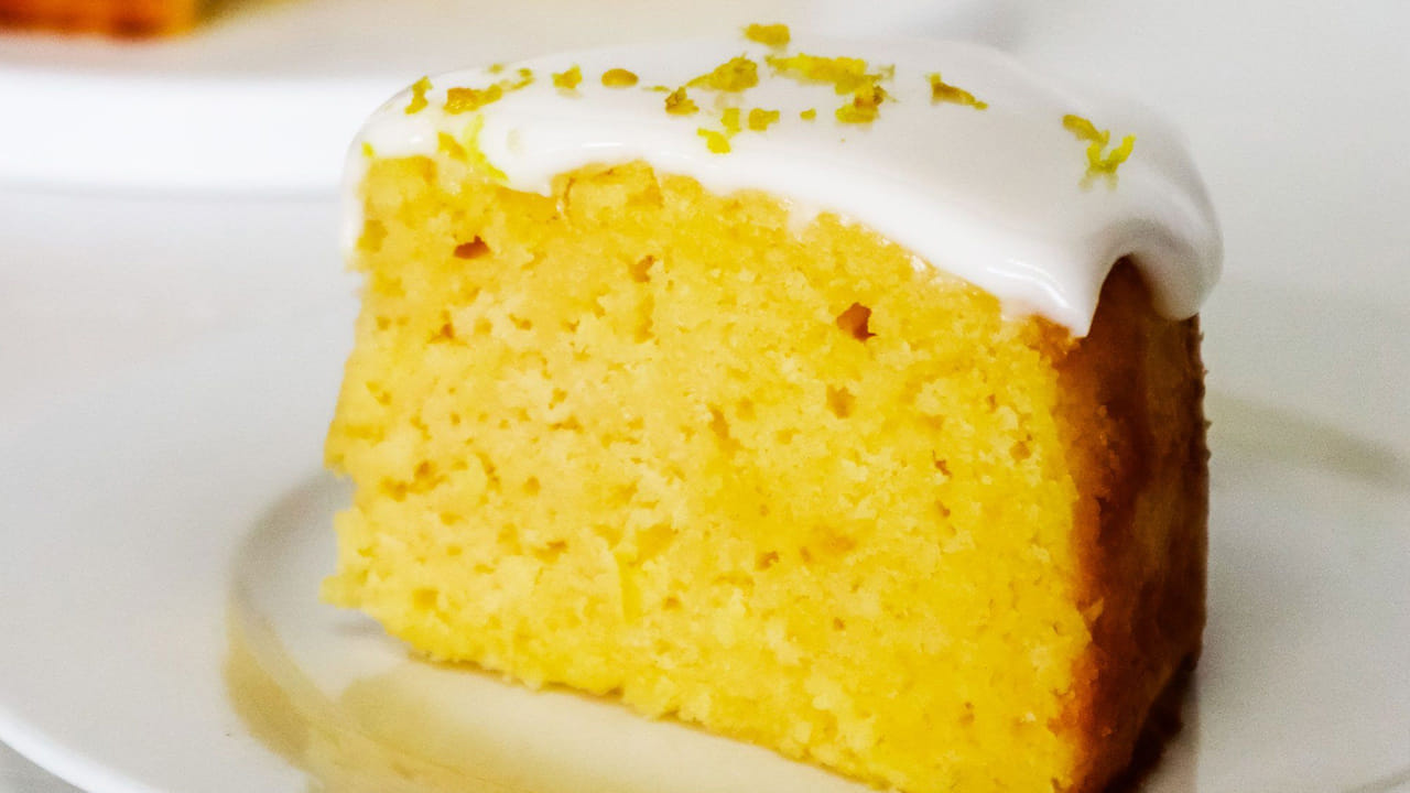 కావాల్సిన పదార్ధాలు : ఒక కప్పు మైదా పిండి, పంచదార పొడి, 5 నిమ్మరసం టేబుల్ స్పూన్లు, ఒక టీ స్పూన్ నిమ్మ తొక్క తురుము, అర కప్పు పెరుగు, అర కప్పు వంట నూనె, అర టీ స్పూన్ బేకింగ్ సోడా,  అర కప్పు పాలు, రుచికి తగినంత ఉప్పు తీసుకోవాలి. 
