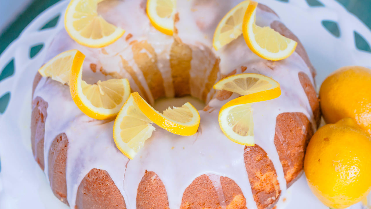 ఒక చిన్న గిన్నెలో పంచదార తీసుకుని దానిలో కొద్దిగా పెరుగును వేసి మిక్స్ అయ్యేలా కలుపుకోవాలి. ఆ తర్వాత దానిలో నిమ్మ తొక్క తురుమును గరిటెతో తిప్పుతూ కలపండి. 
