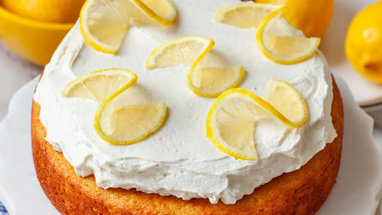 ఇప్పుడు మరో బౌల్ లో  బేకింగ్ సోడా కొద్దిగా, రుచికి తగినంత ఉప్పును వేసి కలుపుకోవాలి. పెరుగు మిశ్రమంలో దీనిని వేసి మిక్స్ చెయ్యాలి. చివరిలో కొంచం పాలు పోసి కలపండి.
