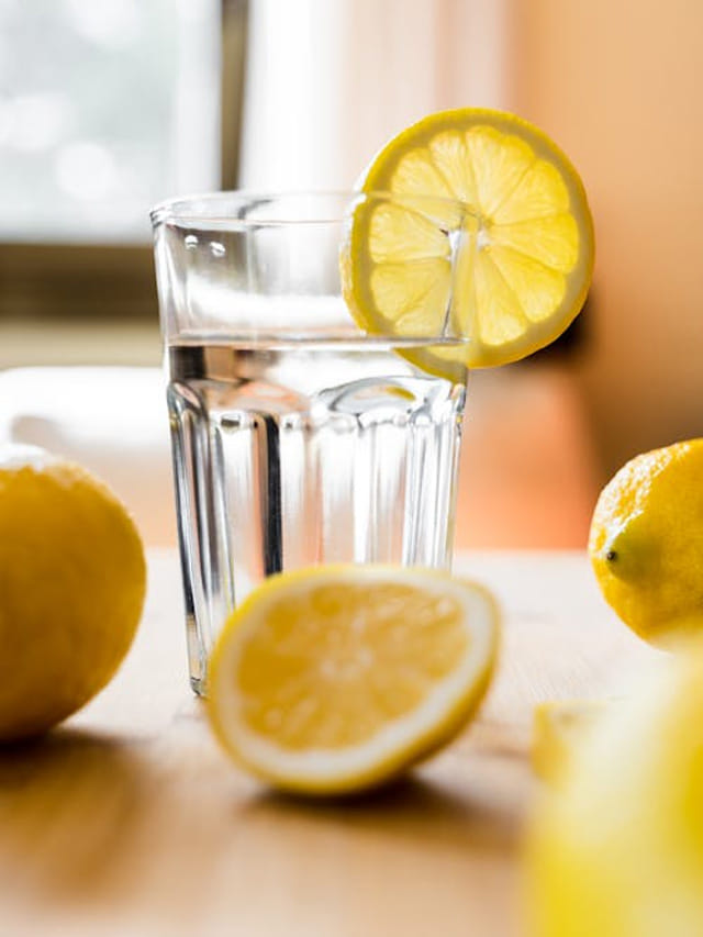 గోరువెచ్చని నీళ్లలో నిమ్మరసం, తేనె కలిపి తాగే అలవాటు మంచిదేనా?