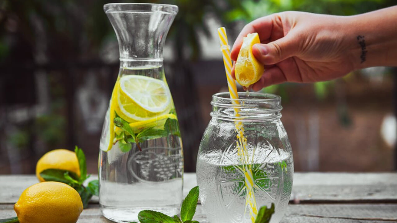 Lemon Water: గోరువెచ్చని నిళ్లలో కాసిన్ని నిమ్మ చక్కలు కలిపి ఖాళీ కడుపుతో తాగే అలవాటు మంచిదేనా?