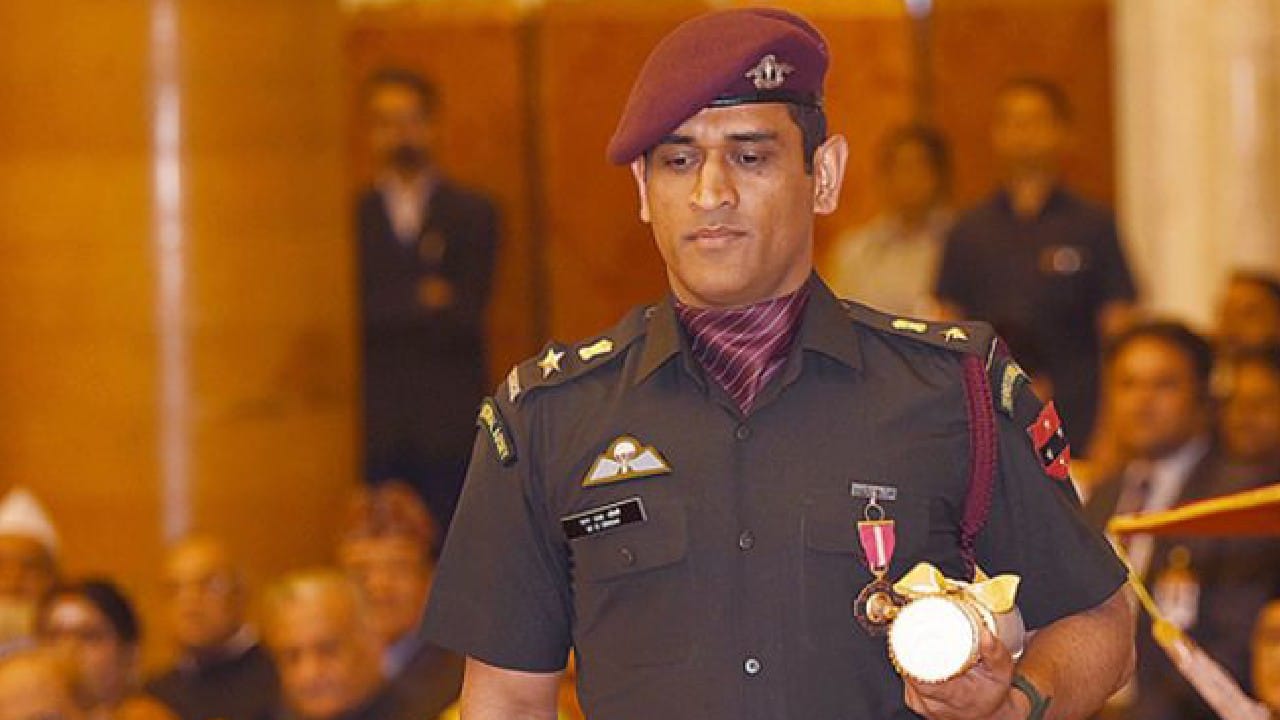 Lieutenant Colonel MS Dhoni : దేశం కోసం యూనిఫామ్ వేసిన ధోనీ.. గౌరవ పదవికి ఇచ్చే జీతం ఎంతో తెలుసా ?