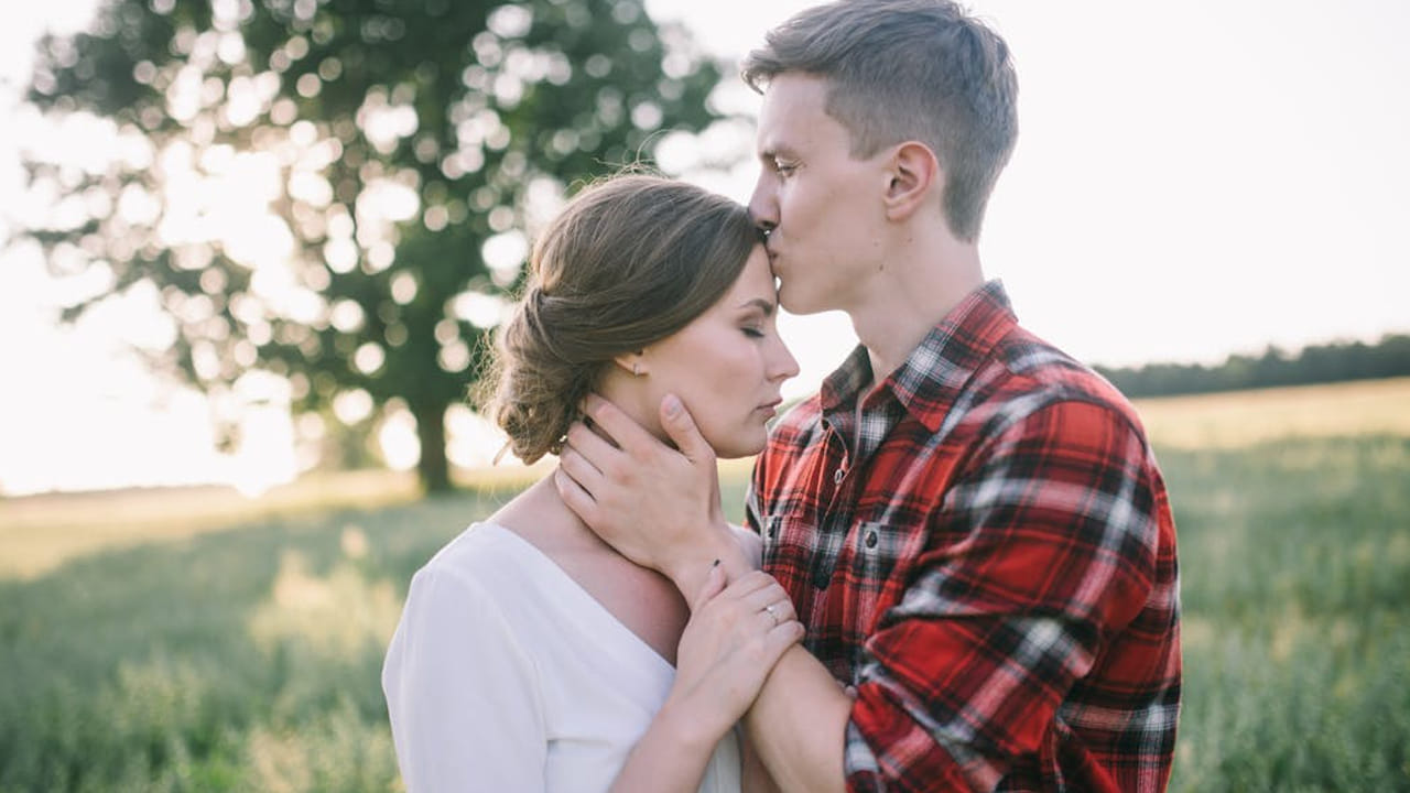 లోపల అన్ని అలాంటి కోరికలే..  : అబ్బాయిలు భార్య లేదా లవర్ తో ఉన్నప్పుడు వారి కోరికలు అమాంతం పెరుగుతాయని చెబుతున్నారు. అంటే, సమయం ఎప్పుడూ ఇలాగే ఉంటే ఎంత బాగుంటుందని లోలోపల ఫీల్ అవుతూ ఉంటారని నిపుణులు చెబుతున్నారు. 
