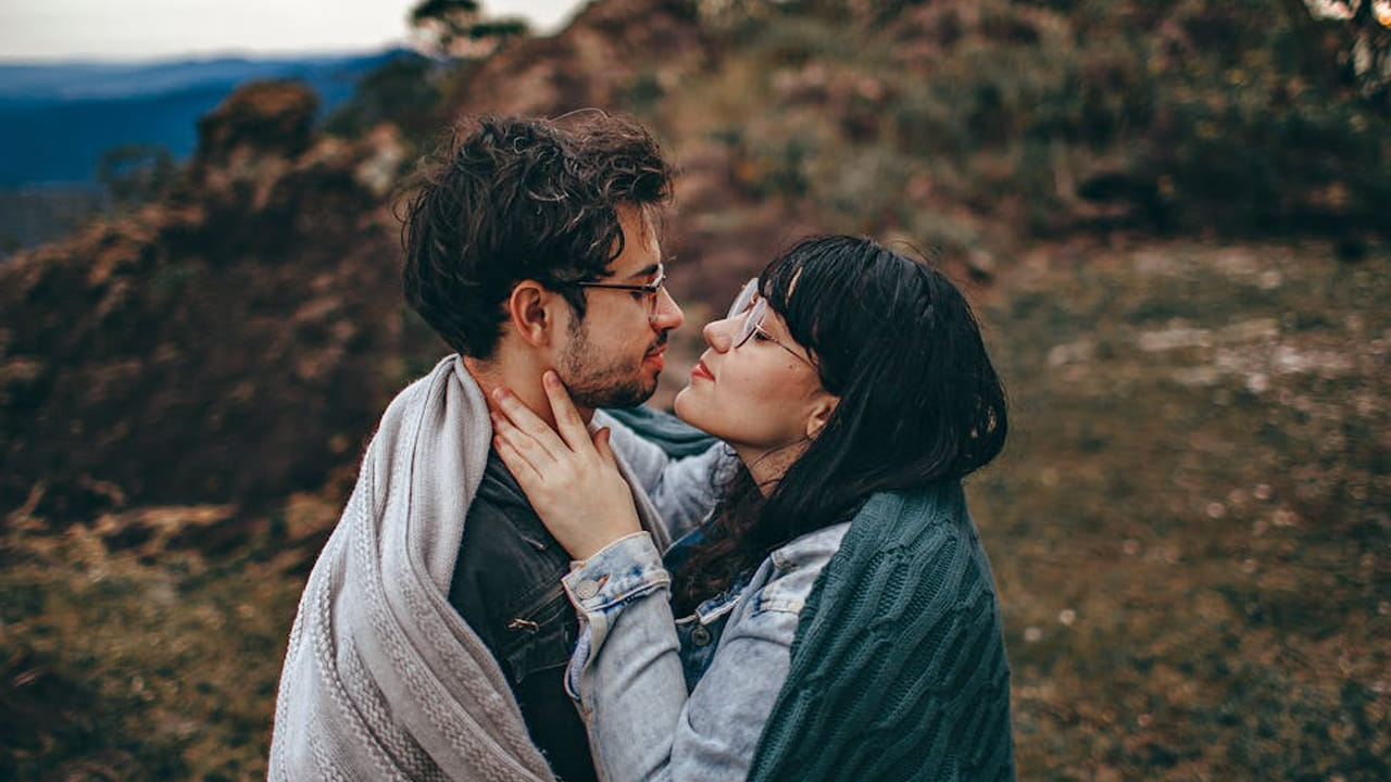 మానసిక స్థితి: అబ్బాయిలు పెళ్లి చేసుకున్న తర్వాత తమ భార్యలను ప్రేమగా చూసుకోవాలని చాలా ఆలోచిస్తారు, ఒత్తిడిగా ఉన్నప్పుడు వారిని హగ్ చేసుకుంటే అన్ని టెన్సన్స్  పోయి నార్మల్ గా అవుతారని అధ్యయనాల్లో తేలింది. అందుకే, పెళ్లి అయ్యాక చాలా మంది తమ భార్యలను ప్రేమగా చూసుకుంటారు.  